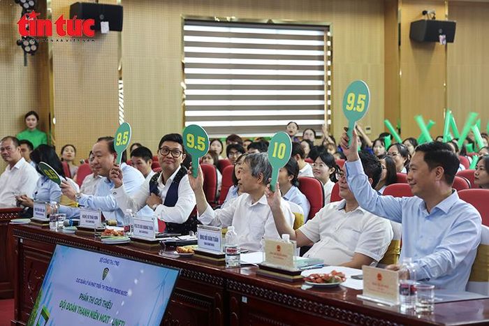 Thành viên ban giám khảo cho điểm các đội thi.