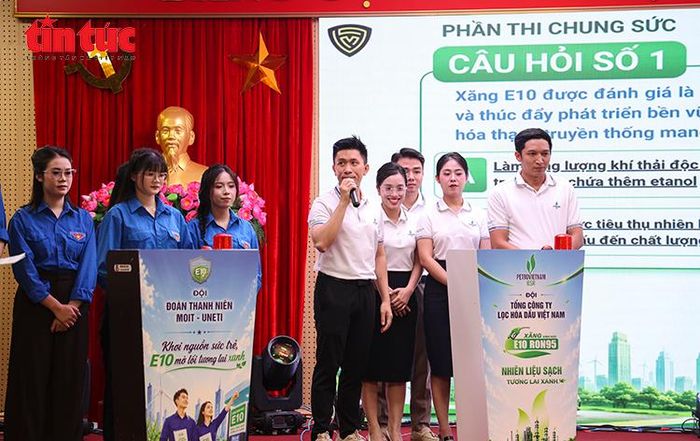 Tại vòng thi trực tiếp, các đội đã trải qua ba phần thi gồm kiến thức, xử lý tình huống và hùng biện.