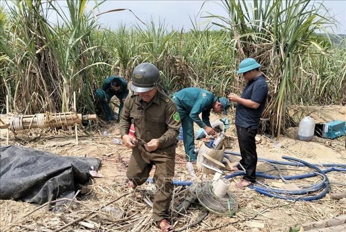 Lực lượng chức năng xã Sông Hinh phát hiện điểm nghi khai thác vàng trái phép trong ruộng mía của một hộ dân tại buôn Ly. Ảnh: TTXVN phát