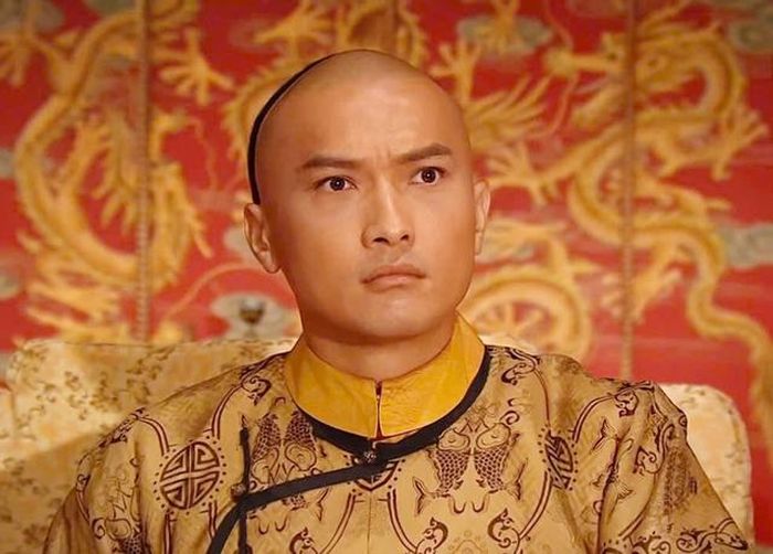 Sau khi hoàn thành xong bộ phim Vạn phụng chi vương, Trần Cẩm Hồng quyết định rút lui khỏi làng giải trí để trở thành người cha toàn thời gian. Ảnh: Cắt từ phim Vạn phụng chi vương.