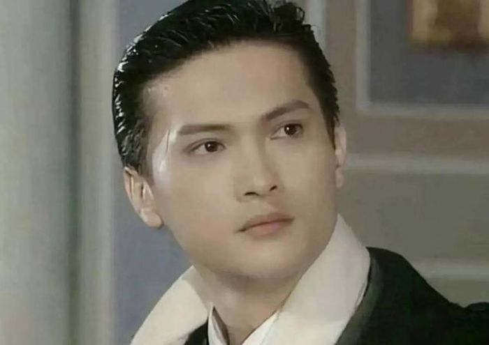Với vai diễn Hứa Văn Cường trong Tân bến Thượng Hải, Trần Cẩm Hồng một bước trở thành "nhất ca" của đài TVB. Ảnh: Cắt từ phim Tân bến Thượng Hải.