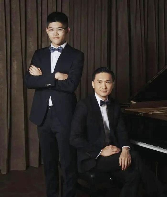 Trần Cẩm Hồng bên con trai.