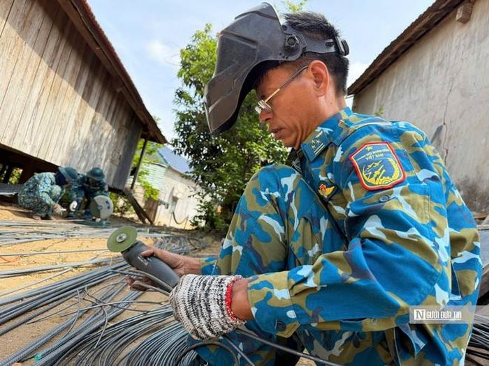 Mỗi chiến sĩ một công việc, quyết tấm hoàn thành nhiệm vụ được giao.