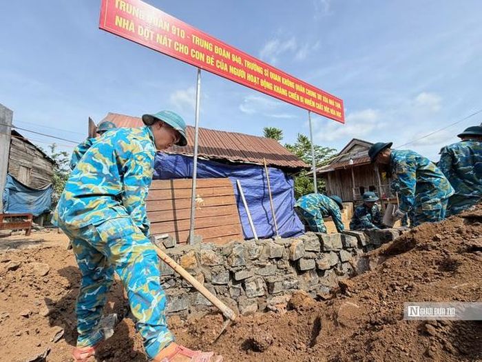 Hơn 40 cán bộ chiến sĩ thuộc Trung đoàn 910 và Trung đoàn 940 tất bật trên công trường với hi vọng ngôi nhà sẽ hoàn thành sớm nhất.
