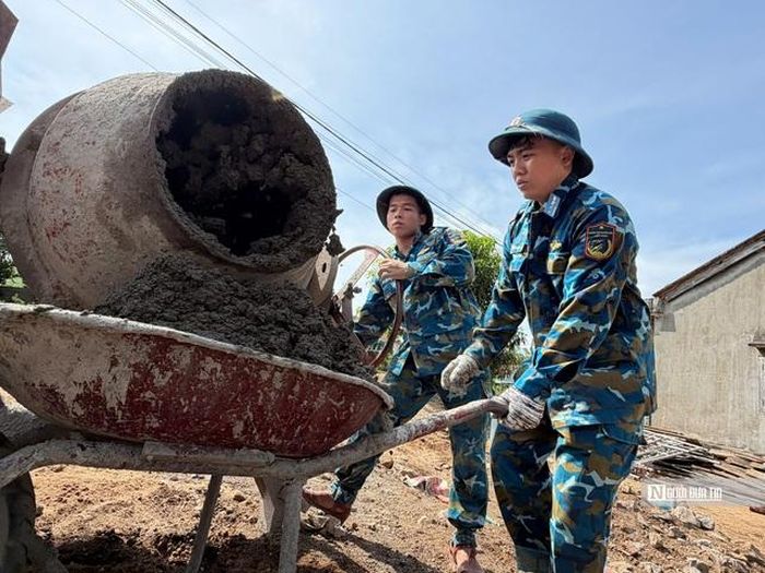 Trung úy Phạm Anh Tú bày tỏ niềm tự hào khi cùng đồng chí, đồng đội thực hiện xây nhà cho bà con; đồng thời bày tỏ sự biết ơn với những thế hệ đi trước đã cống hiến, hi sinh vì sự bình yên của Tổ quốc.