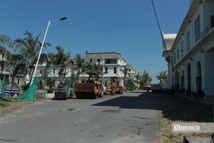 Dự án này do Công ty CP Tập đoàn Hà Mỹ Hưng làm chủ đầu tư, với tổng vốn đầu tư ban đầu khoảng 370 tỷ đồng. Dự án quy hoạch gồm: 25 căn biệt thự, khách sạn 9 tầng tiêu chuẩn 4 sao, khu bungalow, nhà hàng, khu vui chơi giải trí và các hạng mục phụ trợ trên diện tích hơn 3,5 ha. Tuy nhiên, sau nhiều năm triển khai, dự án vẫn chưa thể đưa vào hoạt động.