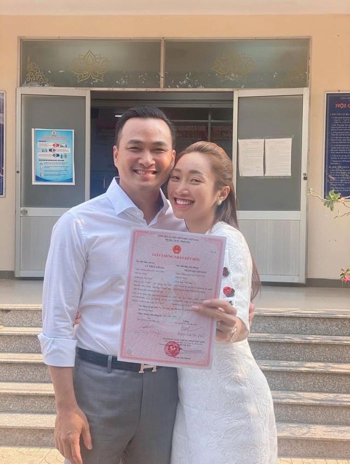 Cặp đôi đã đăng ký kết hôn và chào đón 2 em bé.