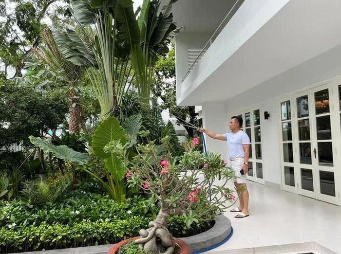 Cả nhà sống trong căn biệt thự cao cấp, bề thế.