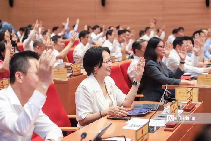 Các đại biểu thông qua chương trình kỳ họp thứ tư HĐND Thành phố Hà Nội (Ảnh: Hữu Thắng).