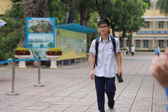 Nhiều điểm thi tại Hà Nội ghi nhận hình ảnh thí sinh rời phòng thi với tâm trạng khá thoải mái.