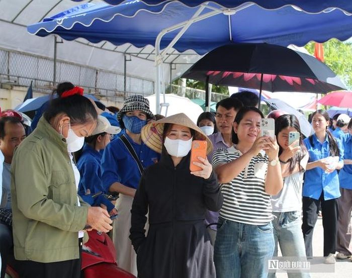 Phụ huynh lo lắng chờ con ra khỏi phòng thi.