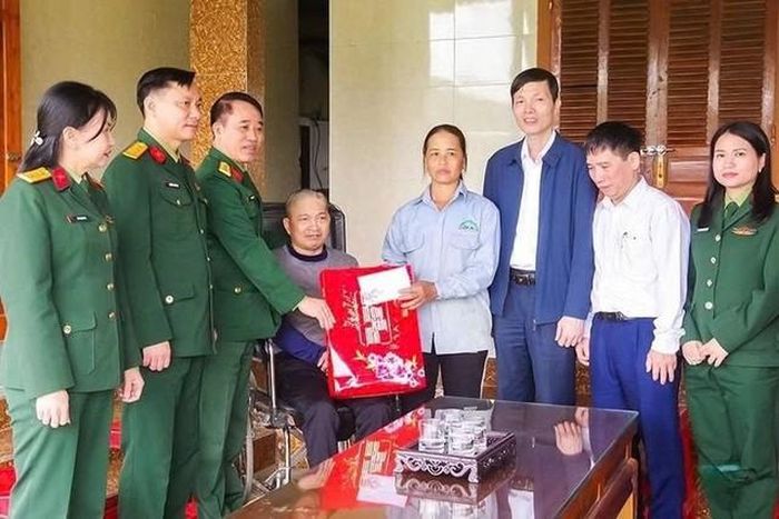 Chính quyền địa phương cùng Đồn Biên phòng thăm hỏi các gia đình chính sách...