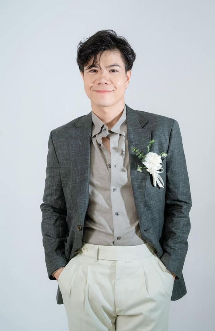 So với nhiều nghệ sĩ cùng thời, Đinh Mạnh Ninh là cái tên khá kín tiếng.