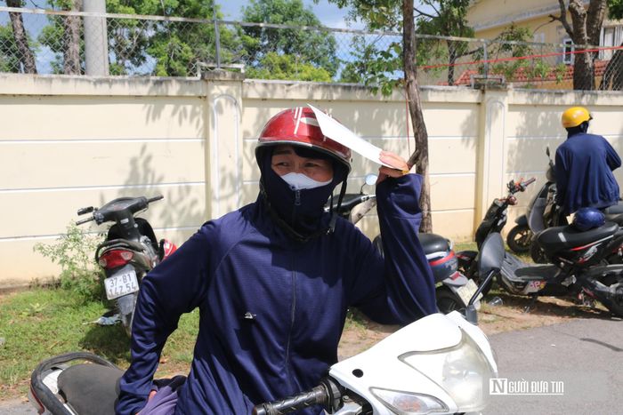 Sức nóng không chỉ nằm ở trong phòng thi mà còn lan tỏa mạnh mẽ ngoài cổng trường.