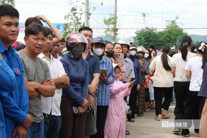 Nhiều phụ huynh tranh thủ dặn dò con trước khi vào thi nhưng cũng có người lặng lẽ đứng nhìn theo bóng con khuất dần sau cánh cổng trường. Mỗi ánh mắt, mỗi cái vỗ vai động viên đều chất chứa biết bao yêu thương và kỳ vọng về tương lai của con.