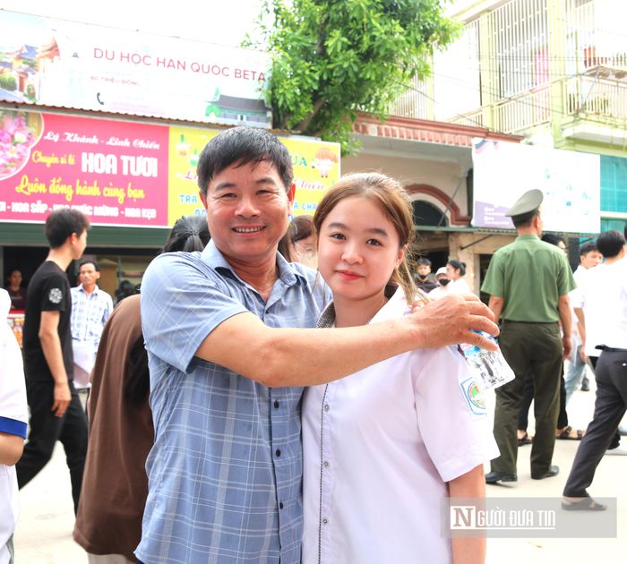 “Làm cha, làm mẹ bao giờ cũng lo lắng. Nhưng chúng tôi đặt niềm tin vào con. Dù kết quả như thế nào cũng được, miễn con cố gắng nỗ lực hết mình. Con thích học ngành nào thì đó là quyền lựa chọn của con, miễn là con cố gắng học tập và trở thành người có ích cho xã hội”, ông Hồ Văn Sỹ, phụ huynh của thí sinh Hồ Thị Hồng Thúy, học sinh Trường THPT Nam Đàn 2, chia sẻ.