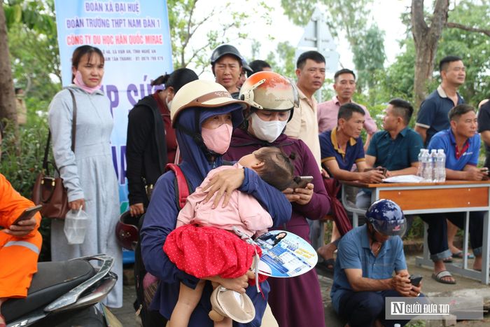 Từ sáng sớm, chị Nguyễn Thị Thủy, trú ở xã Nam Đàn, tỉnh Nghệ An cũng chở theo con nhỏ xuống điểm thi Trường THPT Nam Đàn 1 để động viên tinh thần cho con gái Hoàng Linh học lớp 12 D3 vượt "vũ môn". Nhìn em nhỏ gần 2 tuổi ngủ ngon trên tay mẹ, để đợi chị gái hoàn thành buổi thi, ai cũng xúc động. “Bố đi làm xa, con gái cũng có thể đi thi một mình được. Tuy nhiên, ở nhà cũng lo lắng nên tôi chở theo con nhỏ xuống động viên tinh thần cho con gái. Hy vọng con thực hiện được ước mơ trở thành giáo viên mầm non”, chị Thủy tâm sự.