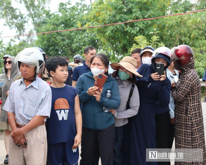 Tâm trạng hồi hộp hiện rõ trên khuôn mặt của những người làm cha, làm mẹ trước bước ngoặt cuộc đời của con.