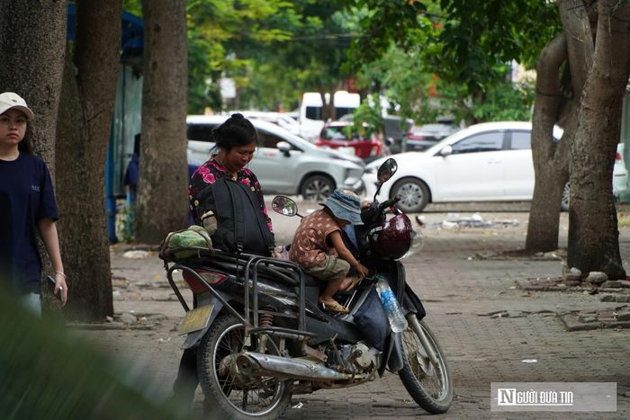 Có mặt bên ngoài cổng điểm thi Trường THPT Dân tộc nội trú Nghệ An, phường Vinh Phú, tỉnh Nghệ An, bà Nguyễn Thị Soa, 49 tuổi, trú tại bản Cánh, xã Mường Xén, tỉnh Nghệ An đang đứng chờ con gái làm bài thi. Để động viên con gái La Thị Thúy Hà trước kỳ thi, sáng 10/6, bà Soa chở con trai 2 tuổi, vượt qua quãng đường hơn 200km từ nhà đến điểm thi. Hành trang mang theo của hai mẹ con gói gọn trong vài bộ quần áo cùng ít bắp ngô, nắm xôi và thịt nướng để ăn dọc đường. “Con học xa nhà đã là thiệt thòi rồi. Đây là kỳ thi quan trọng nhất trong cuộc đời con nên tôi cố gắng xuống để động viên con. Hy vọng con gái làm bài thi thật tốt. Mong cuộc sống của cháu sau này sẽ bớt khổ hơn bố mẹ. Mong con lựa chọn con đường phù hợp với khả năng và ước mơ của mình”, bà Soa chia sẻ.