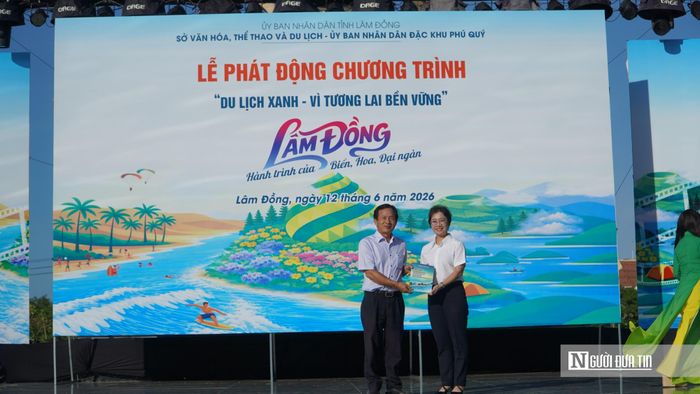 Sở Văn hóa, Thể thao và Du lịch tỉnh Lâm Đồng trao tặng 100 cuốn tài liệu tuyên truyền nội dung về Luật Du lịch, Bộ quy tắc ứng xử văn minh du lịch, bảo vệ môi trường du lịch, văn bản quy định của ngành về hoạt động du lịch cho Đặc khu Phú Quý.