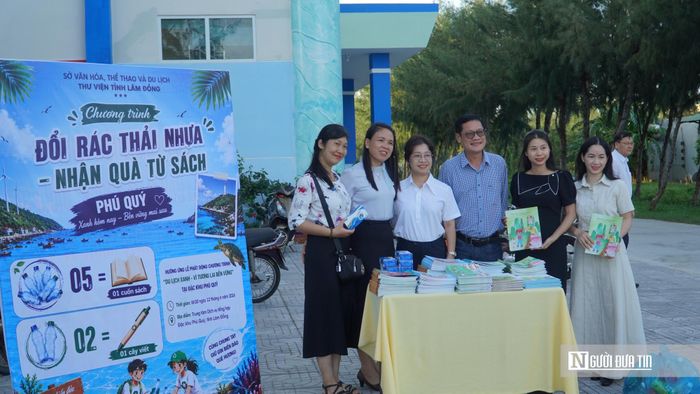 Chương trình đổi rác thải nhựa - nhận quà từ sách.