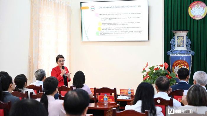 Luật sư Nguyễn Thị Hồng Ngân, Trưởng Ban Pháp luật Hiệp hội Doanh nghiệp dịch vụ Logistics Việt Nam (VLA), Giám đốc Công ty TNHH Tâm Chung đã trình bày chuyên đề "Thực hiện hợp đồng dịch vụ giao nhận hàng hóa xuất nhập khẩu và quy định pháp luật áp dụng, giải quyết tranh chấp".