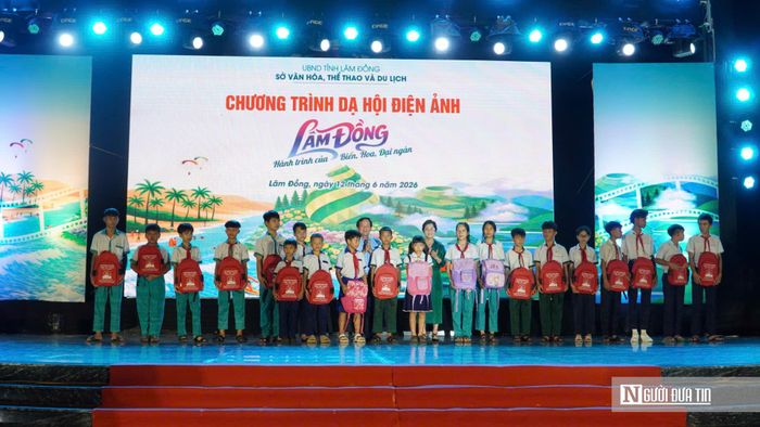Ban tổ chức trao tặng những phần quà ý nghĩa đến các em học sinh tiểu học trên địa bàn Đặc khu Phú Quý.