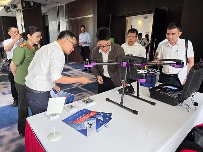 Các đại biểu tham dự hội thảo tham quan các mô hình UAV do Việt Nam sản xuất.