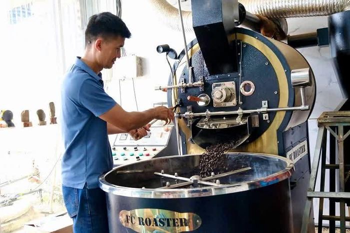 Cà phê HUSA đầu tư máy rang chuyên nghiệp để nâng tầm sản phẩm. 