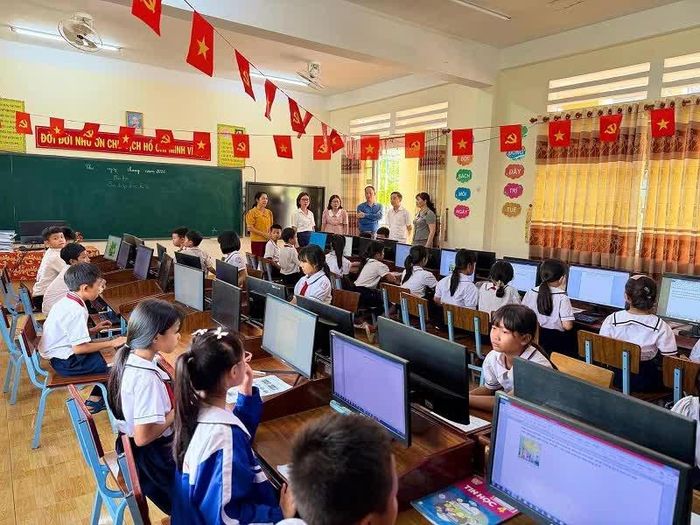 Trường Tiểu học Bằng Lăng được đầu tư cơ sở vật chất, điều kiện phục vụ công tác dạy và học bài bản.