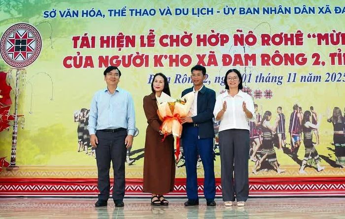 Lãnh đạo xã Đam Rông 2 cảm ơn bà Nguyễn Thị Bích Ngọc - Quyền Giám đốc Sở Văn hóa, Thể thao và Du lịch tỉnh Lâm Đồng, đã phối hợp tổ chức tái hiện Lễ mừng lúa mới của dân tộc K'Ho.