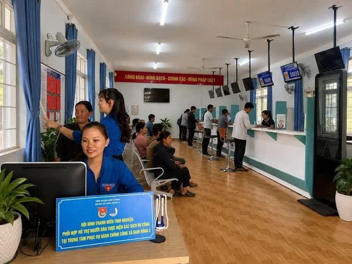 Người dân thực hiện thủ tục hành chính tại Trung tâm Phục vụ hành chính công xã Đam Rông 2.
