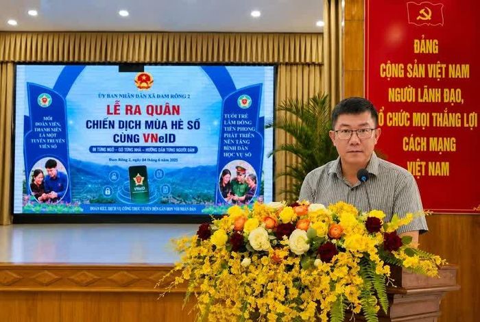 Ông Dương Tất Phong - Phó Chủ tịch UBND xã Đam Rông 2 phát biểu tại lễ ra quân “Chiến dịch mùa hè số cùng VNeID” năm 2026.