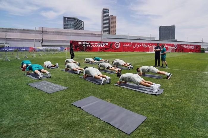 Toàn cảnh buổi tập của tuyển Iran tại Tijuana với các thông điệp chào mừng bằng tiếng Anh và tiếng Ba Tư xuất hiện phía sau sân tập. Ảnh: Reuters.