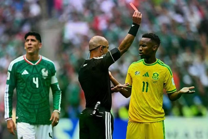Với 3 thẻ đỏ, trận cầu Mexico - Nam Phi đã trở thành trận khai mạc có nhiều thẻ đỏ nhất trong lịch sử World Cup. Ảnh: Sohu.