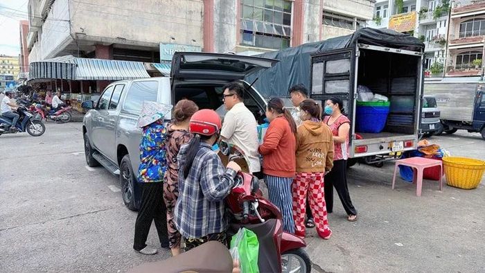 Rất nhiều người dân khó khăn đã nhận được áo mưa, nước suối từ công ty XSKT Hậu Giang