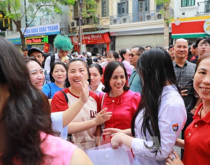 Phụ huynh chia sẻ cảm xúc với thí sinh sau khi hoàn thành Kỳ thi tốt nghiệp THPT 2026 tại điểm thi trường THPT Trần Phú - Hoàn Kiếm (phường Cửa Nam). Ảnh: Khánh Hòa - TTXVN 
