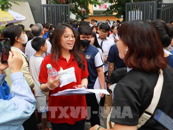 Sự quan tâm của phụ huynh luôn là điểm tựa cho các thí sinh trên con đường phía trước. Ảnh: Khánh Hòa - TTXVN