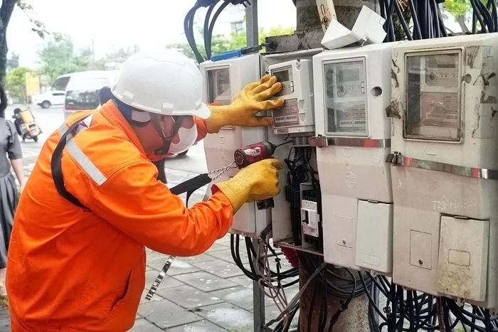 Nhân viên Điện lực miền Bắc thực hiện nhiệm vụ trong điều kiện đầy đủ trang thiết bị an toàn. Ảnh: Như Mai /Vnanet.vn/Bnews.vn