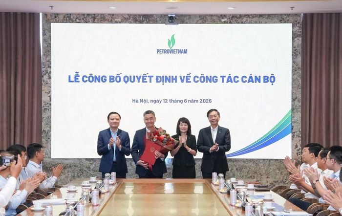 Các đại biểu chúc mừng đồng chí Lê Mạnh Cường giữ chức Phó Bí thư Đảng ủy Tập đoàn. Ảnh: Khánh Ly/Bnews/vnanet.vn