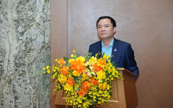 Ông Lê Ngọc Sơn - Bí thư Đảng ủy, Chủ tịch HĐTV Petrovietnam Petrovietnam chúc mừng đồng chí Lê Mạnh Cường và đồng chí Vũ Đào Minh. Ảnh: Khánh Ly/Bnews/vnanet.vn