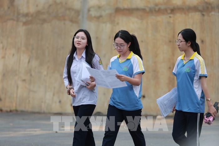 Những sĩ tử đầu tiên rời phòng thi sau khi hoàn thành môn tự chọn tại điểm thi trường THPT Chuyên Lào Cai. Ảnh: Tuấn Khôi-TTXVN
