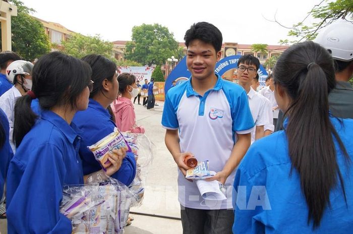 Thí sinh tại điểm thi THPT Nguyễn Trãi (tỉnh Hưng Yên) rời phòng thi với tâm lý thoải mái. Ảnh: Thu Hoài - TTXVN