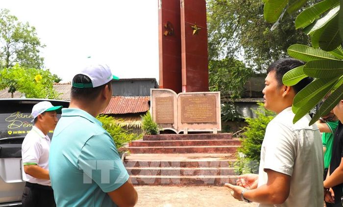 Du khách tham quan tìm hiểu lịch sử tại Khu tưởng niệm chiến thắng Rạch Già. Ảnh: Nguyễn Hằng - TTXVN