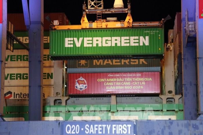 Container được xếp lên tàu tại cảng Tân cảng Cát Lái (Thành phố Hồ Chí Minh). Ảnh: Tiến Lực - TTXVN