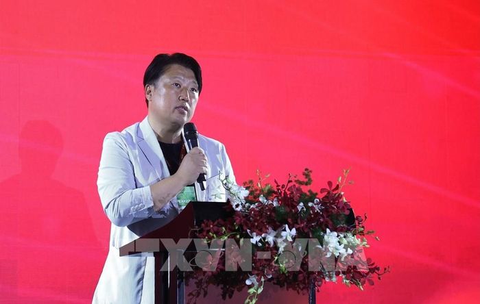 Ông Junsung Bae, Giám đốc điều hành khối đầu tư của Lotte Ventures, phát biểu tại Diễn đàn. Ảnh: Hứa Chung-TTXVN