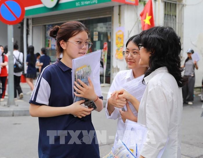 Thí sinh phấn khởi sau khi hoàn thành Kỳ thi tốt nghiệp THPT 2026 tại Điểm thi trường THCS Ngô Sỹ Liên (phường Cửa Nam). Ảnh: Khánh Hòa - TTXVN