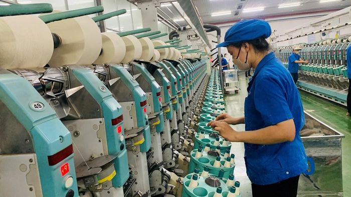Công nhân Nhà máy Sợi Yên Mỹ, Hưng Yến (Công ty TNHH Một thành viên Dệt 8-3 (Emtexco) khiểu khiển giây chuyền sản xuất sợi. Ảnh: Hằng Trần - Bnews/TTXVN