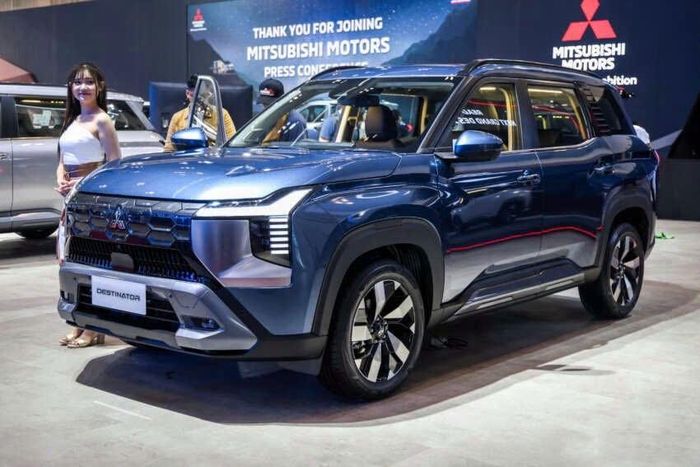 Geely Okavango (trên) và Mitsubishi Destinator (dưới).
