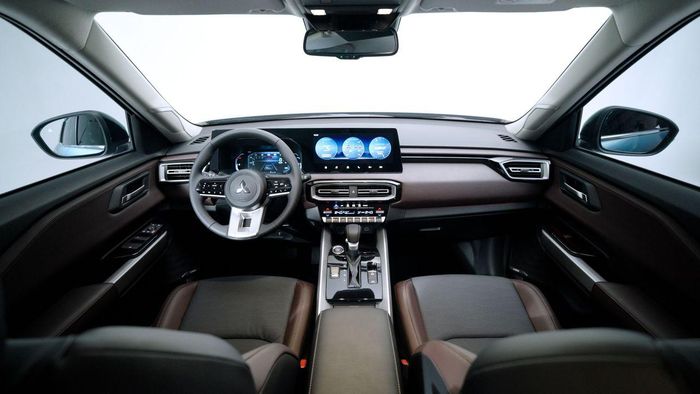 Nội thất Geely Okavango (trên) và Mitsubishi Destinator (dưới).